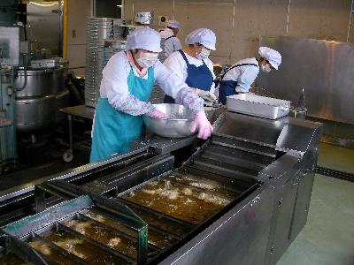 揚物機で揚物を揚げる
