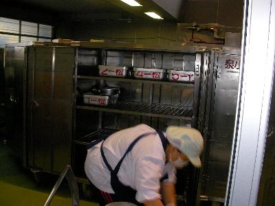各学校の配送コンテナへの搬入