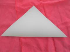 三角形に折られた紙の写真