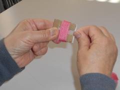 手順（1）厚紙に毛糸を巻き付けていきます