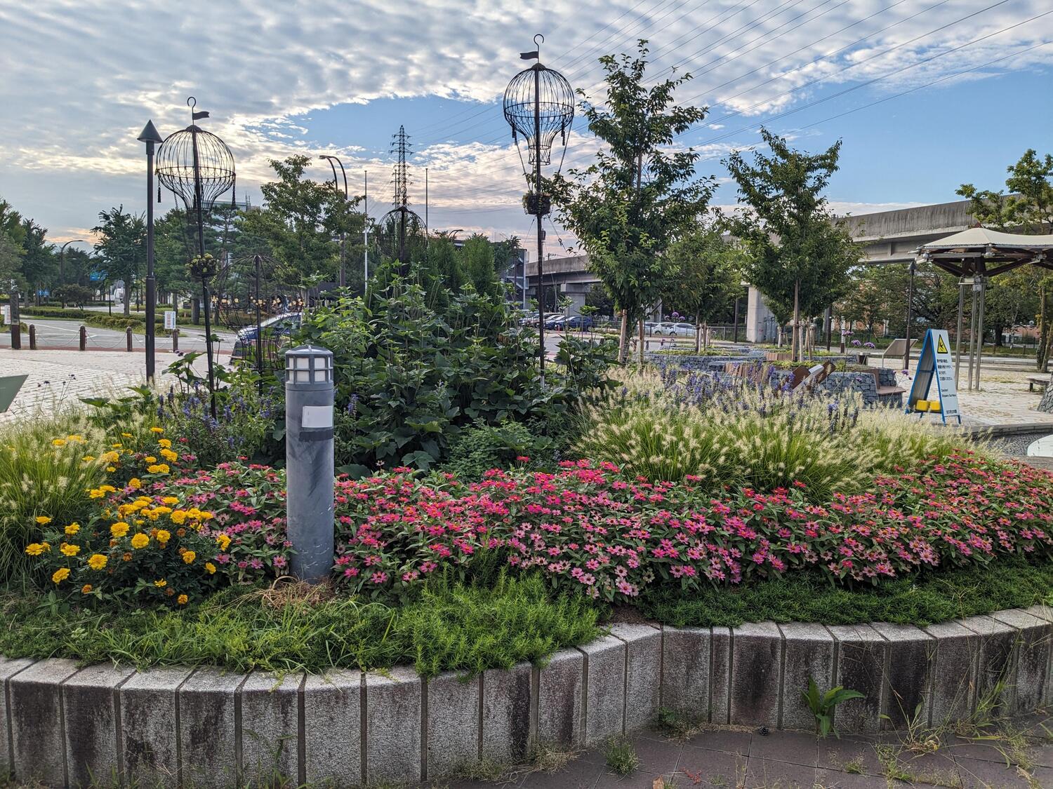 佐久平駅駅前広場花壇