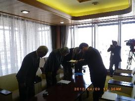 まちづくりに向けた提言書を市長に提出する様子