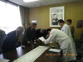 まちづくりに向けた提言書を佐久総合病院統括院長へ提出する様子