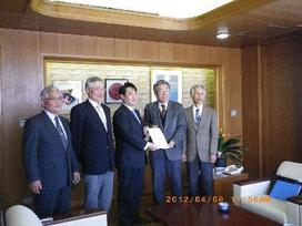 まちづくり協議会、市長との記念撮影の様子