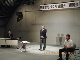 臼田まちづくり協議会会長のあいさつの様子