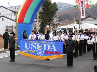 臼田中学校吹奏楽部マーチングバンドの演奏の画像