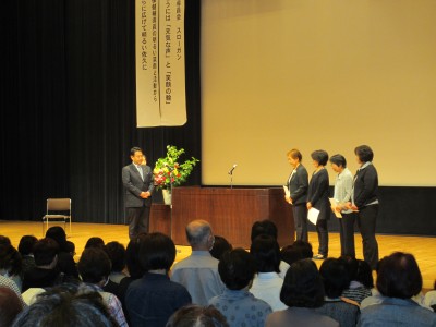 代表者に委嘱書を交付の画像