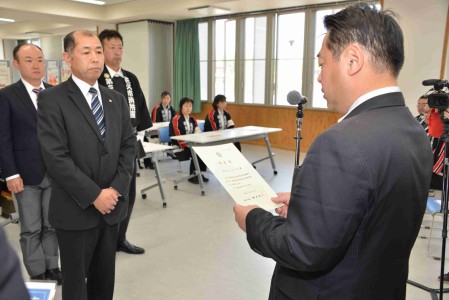 応援事業所表示証交付式の様子の画像