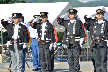 消防団員に敬礼する市長・副市長と団長・副団長の画像