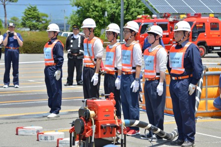 凛とした表情で訓練に臨む学生団員の皆さんの画像