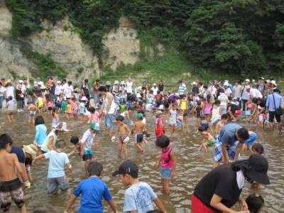 子どもたちで大賑わいの魚つかみの画像