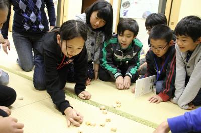 子ども同士で交流を深める研修生の皆さんの画像