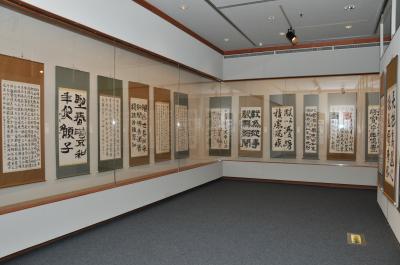 入賞作品が展示された展示室の様子の画像