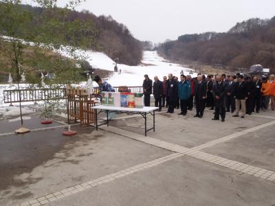 安全祈願祭に臨む関係者一同の画像