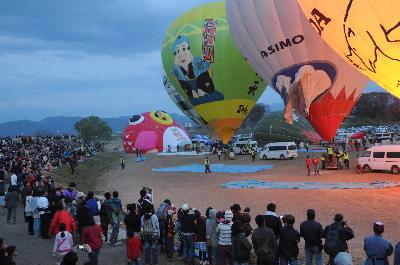 真ん中が初登場の「たけしバルーン」の画像