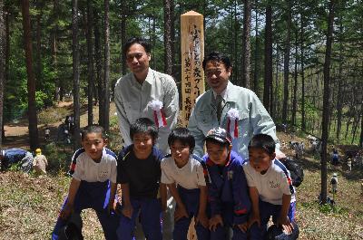 長野県知事とともに小学生と記念撮影する市長の画像
