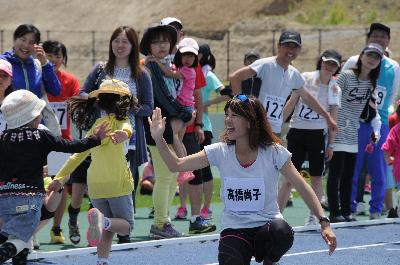 イベントを盛り上げる高橋選手の画像