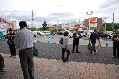 商業施設の前でチラシを配る市長の画像