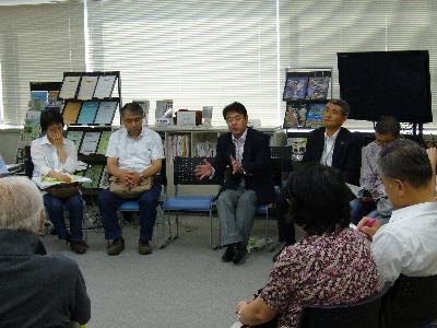 セミナー参加者の皆さんと懇談する市長の画像