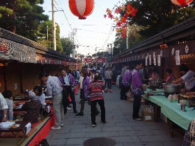 大勢の人出で賑わう参道の画像