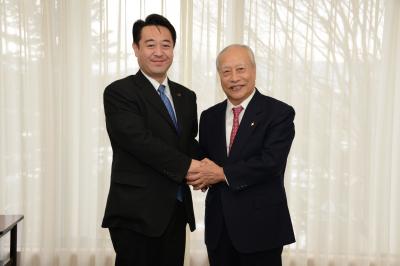 軽井沢ブルワリー株式会社社長と握手を交わす市長の画像