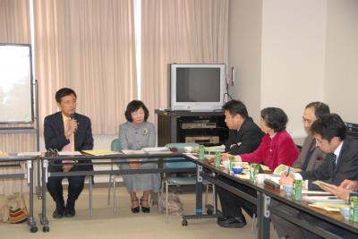世田谷区長さんの説明に聴き入る市長と準備会のメンバーの画像