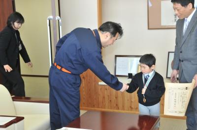 受賞者と握手を交わす市長の画像