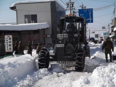 自衛隊による除雪の様子の画像