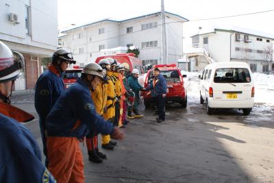 派遣職員と握手を交わす市長の画像