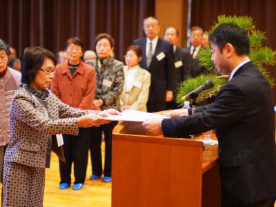 修了証書を手渡す市長の画像