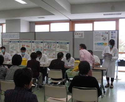 体験コーナーに並ぶ来場者の皆さんの画像