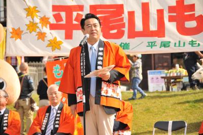 開会式で挨拶する市長の画像