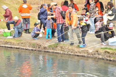 子どもたちに人気のマス釣り大会の画像