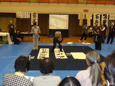 審査員の先生による力強い揮毫