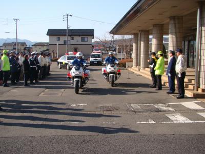 パトカーと白バイの出動式の画像