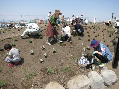 子どもたちも参加しての植樹の様子の画像