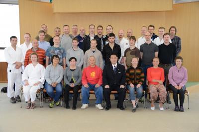 演武会に参加される海外からの参加者の皆さんと遠藤先生の画像