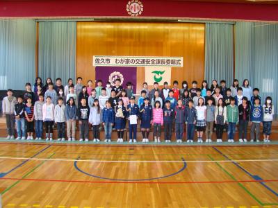 中込小学校6年生の皆さんとの記念撮影の画像