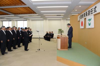 退任する土屋教育長を前に感謝を述べる市長の画像