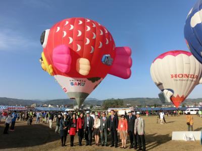 バルーンフェスティバルに参加した公式訪問団の皆さんの画像