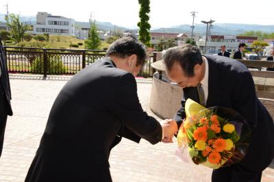 楜沢新教育長と握手を交わす市長の画像