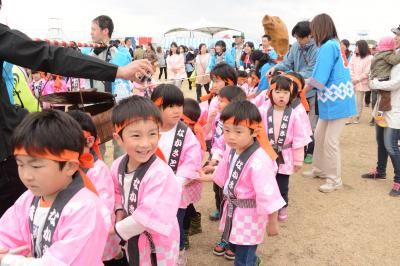 子どもたちによる鯉ぐるまの練り歩きの画像