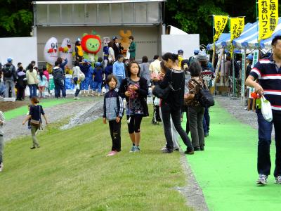 大勢の親子連れで賑わう会場の画像