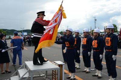 優勝旗を手渡す市長の画像