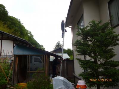 ボランティアの方による雨樋の補修作業の様子の画像