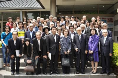 関係者の皆さん全員との記念撮影の画像