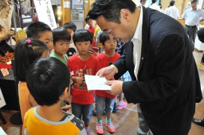 子どもたちにパスポートの使い方を説明する市長の画像