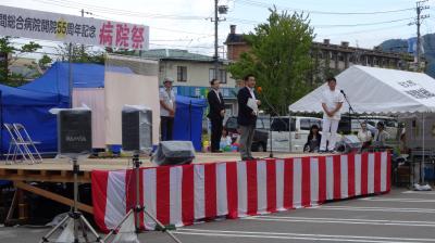 来場者を前に挨拶する市長の画像