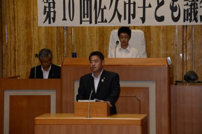 議場で答弁する市長の画像