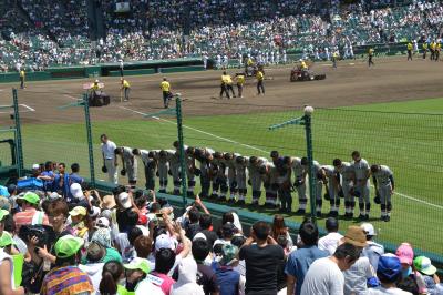 応援席に向かい感謝を述べる佐久長聖高校ナインらの画像